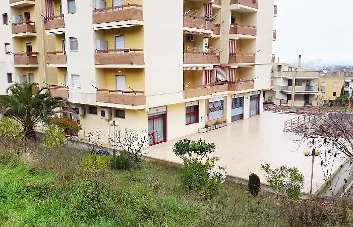 Casa Vacanze La Rocca Apartment *